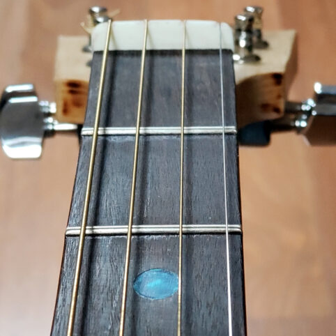 Cigar Box Guitar "Gerhardt" Nogal - Imagen 4