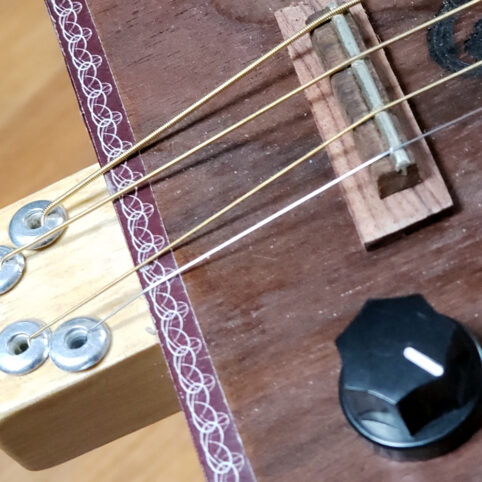 Cigar Box Guitar "Gerhardt" Nogal - Imagen 5