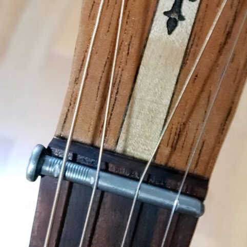 Cigar Box Guitar "Ouija" 4 cuerdas - Imagen 3