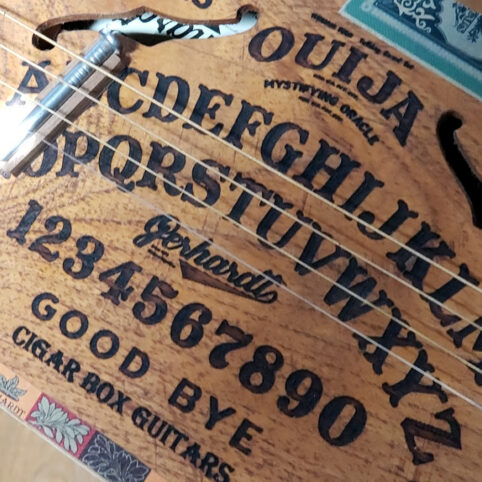 Cigar Box Guitar "Ouija" 4 cuerdas - Imagen 6