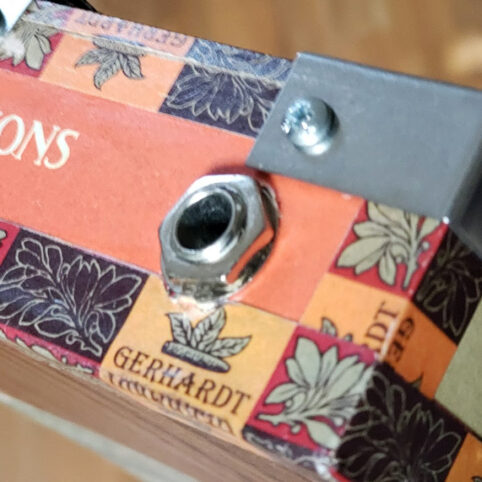 Cigar Box Guitar "Ouija" 4 cuerdas - Imagen 7