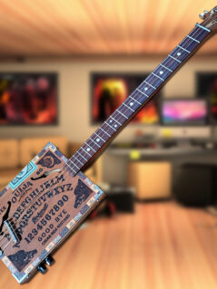 Cigar Box Guitar "Ouija" 4 cuerdas