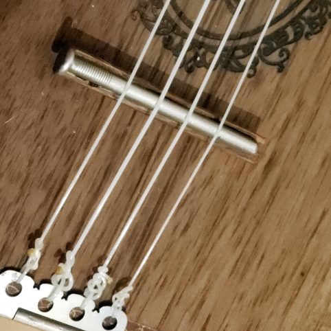 Cigar Box "Ukelele" con Preamplificador - Imagen 13