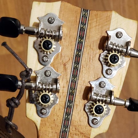Cigar Box "Ukelele" con Preamplificador - Imagen 3