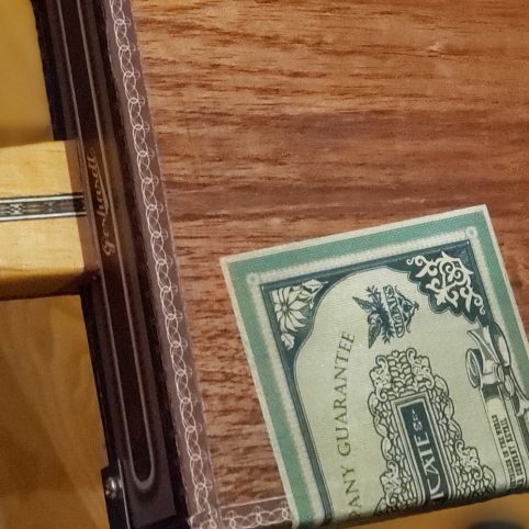 Cigar Box "Ukelele" con Preamplificador - Imagen 8