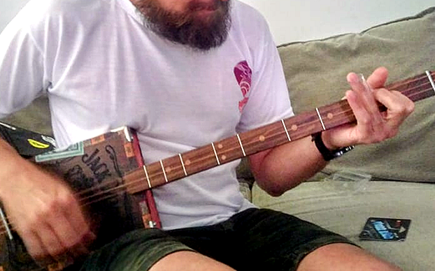 Técnicas para tocar una cigar box guitar: Slide, fingerpicking, percusión y más