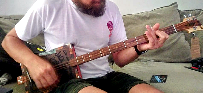 Técnicas para tocar una cigar box guitar: Slide, fingerpicking, percusión y más